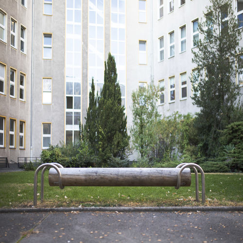 Moderne Bank für den öffentlichen Raum - BENTLINE ROUNDED - urbanature - Eiche / Edelstahl