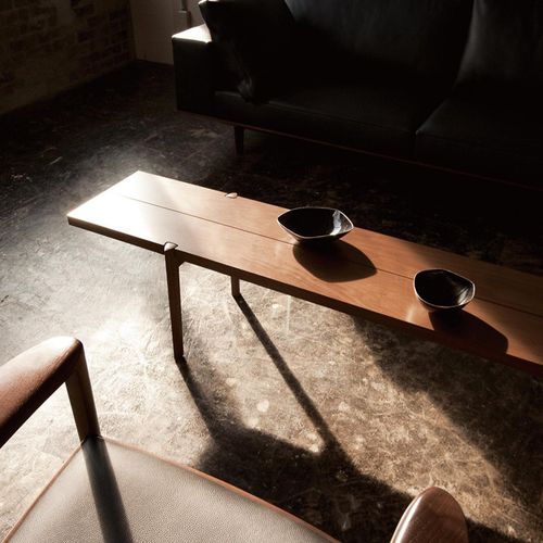 Moderner Couchtisch - WING LUX - CondeHouse - Massivholz / Gestell aus Eiche / Gestell aus Nussbaum