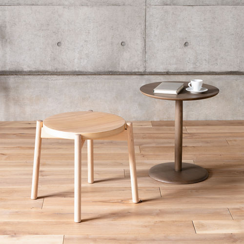Moderner Hocker - KOTAN  - CondeHouse - Esche / Linoleum / Gestell aus Esche