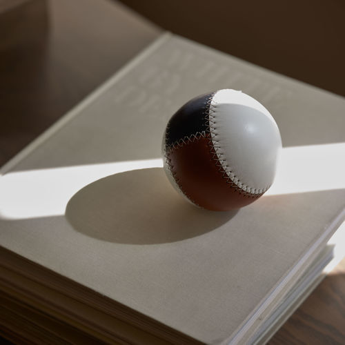 Leder-Skulptur - Ball - CondeHouse - Kuhfell / freistehend / weiß