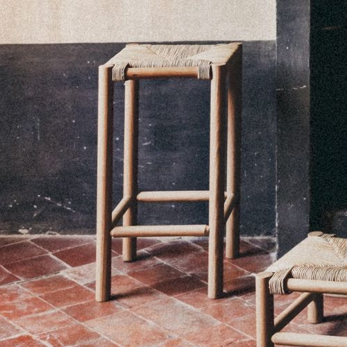 Rustikaler Barhocker - CÉSAR - Midi - Stroh / Gestell aus Eiche / mit Fußstütze