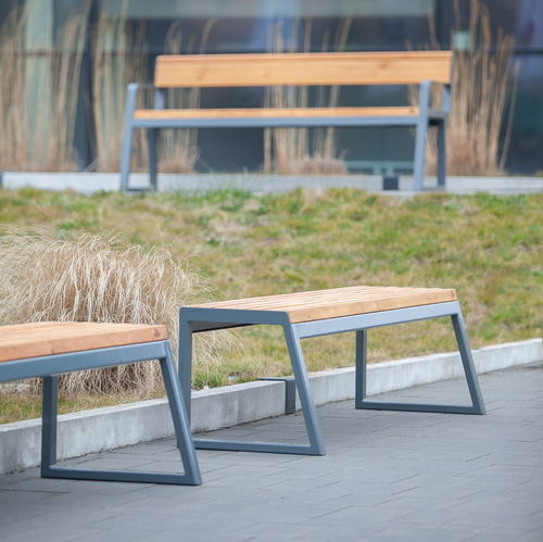 Moderne Bank für den öffentlichen Raum - Amager - Københagen Outstanding - Holz / pulverbeschichteter Stahl / ohne Rückenlehne