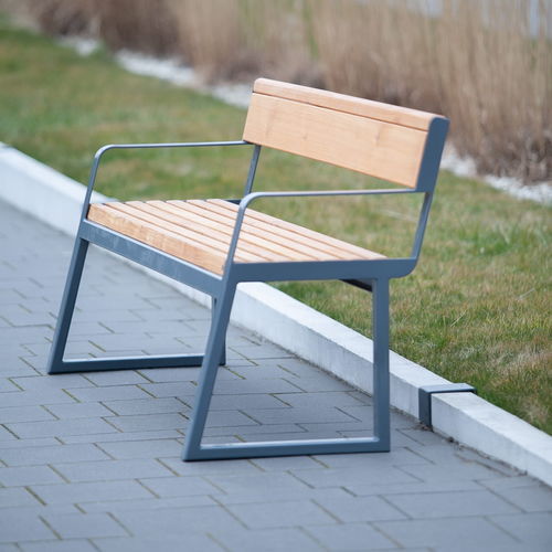 Moderne Bank für den öffentlichen Raum - Amager - Københagen Outstanding - Lärche / pulverbeschichteter Stahl / mit Rückenlehne