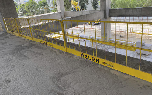 Metallgeländer - SAFETYBOARD - OZLER Formwork - Maschendraht / für Außenbereich / für Treppen