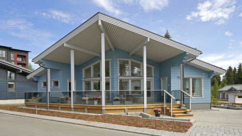 Haus aus Massivholz-Block - NUUNA 141T - Kuusamo Hirsitalot Oy - Modul / modern / mit Terrasse