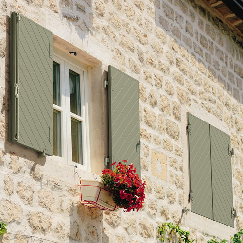 Einflügeliger Fensterladen - ISOL&Eacute; DESIGN - Volets Thiebaut - lackiertes Aluminium / Tür / elektrisch
