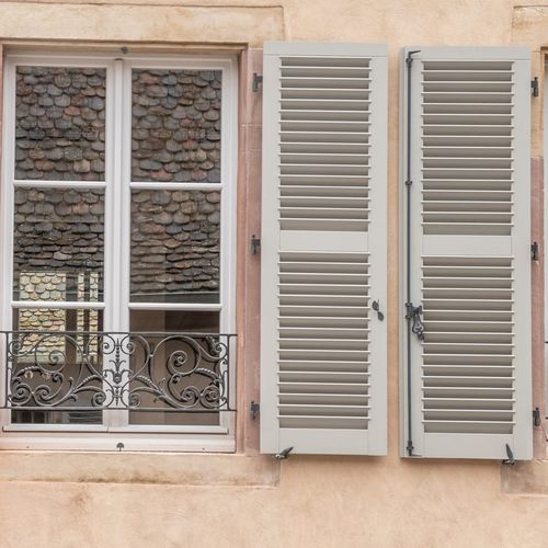 Einflügeliger Fensterladen - &Agrave; LA FRAN&Ccedil;AISE AFFLEURANTES OU D&Eacute;BORDANTES - Volets Thiebaut - Lamellen / Tropenholz / Tanne