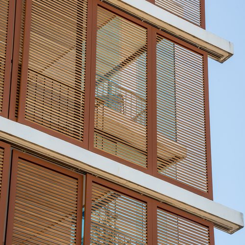 Schiebe-Fensterladen - MEDLEY - Volets Thiebaut - Holz / Aluminium / für Fassade