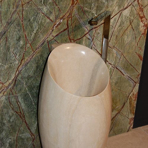 Onyx-Steinplatte - ROMAN TRAVERTINE SINK "NAIL" AND FOREST GREEN WALL - GIOVANNOZZI MARMI S.R.L. - für Bad / wandmontiert / poliert