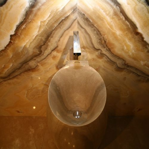 Aufsatzhandwaschbecken - ROMAN TRAVERTINE SINK "NAIL" AND ONYX ARIS WALL - GIOVANNOZZI MARMI S.R.L. - rund / Marmor
