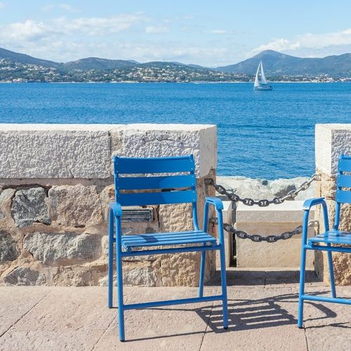 Moderner Gartenstuhl - FRENCH RIVIERA - Edmond & Fils - für Außenbereich / Holz / Gestell aus Stahl