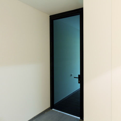 Tür für Innenbereich - MINIMALIST - AVC - Aluminium / mit seitlicher Drehachse / Glas