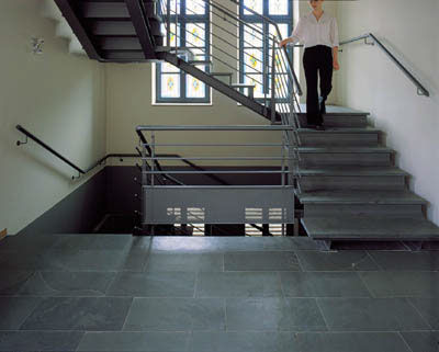 Halbgewendelte Treppe - MONTAUK - BELTRAMI NV - Betonstufen / mit Metallstruktur / modern