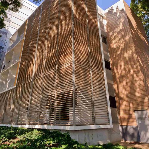 Hinterlüftete Fassade / Verbundwerkstoff - Innowood
