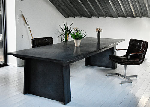 Moderner Arbeitstisch - SÉNÉ  - Solid Studio - Stahlbeton / Gestell aus Beton / rechteckig