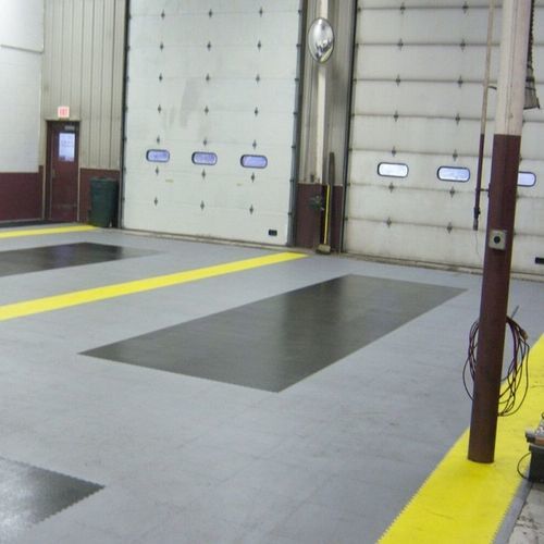 Kratzbeständige flexible Fliese - R-TILE  - Gerflor - Contract Sport & Contract Flooring - Vinyl / für den Innenraum / bodenstehend