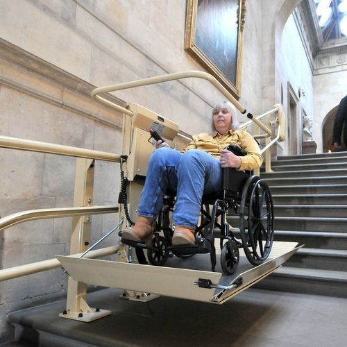 Plattform-Treppenlift / für Personen mit eingeschränkter Mobilität - Stairiser  - Stannah Stairlifts - für Rollstühle / zur beruflichen Nutzung / schräg