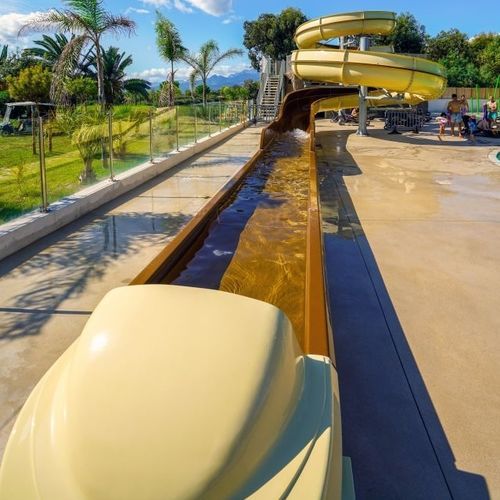 Drehende Wasserrutsche - Diffazur Piscines - gerade / für Aquapark / für öffentliches Schwimmbad