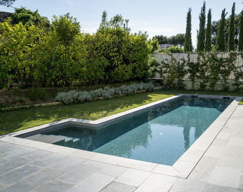 Überlaufschwimmbecken - ARCHITECTES - Diffazur Piscines - maßgefertigt / Schwimmbahn / für Außenbereich