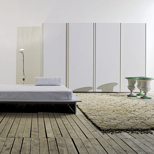 Moderner Kleiderschrank - HIDE - Tisettanta - lackiertes Holz / mit Schiebetür / mit Schwingtür