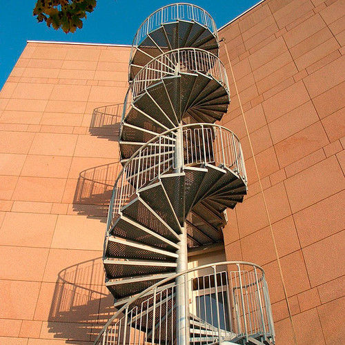 Wendeltreppe - GRAEPEL - mit Gitterroststufen / mit Metallstruktur / für Außenbereich