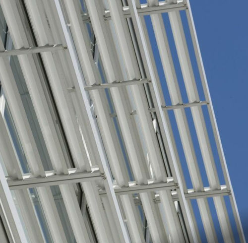 Aluminium-Sonnenschutzlamelle - BRISESOLEIL 100 - Reynaers Aluminium - Glas / für Fassaden / für Fenster