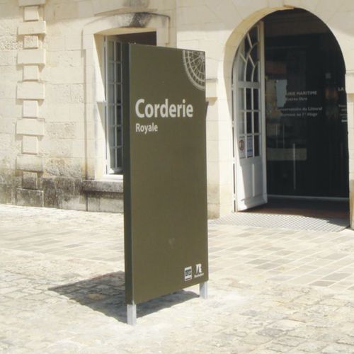 Stele zur Beschilderung - MASSILIA. - POLYMOBYL - für öffentliche Bereiche / für Ausstellungen / für öffentliche Einrichtungen