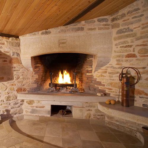Holzkamin - AUBEROCHE OCRE - OCCITANIE PIERRES - wandmontiert / für Wandmontage / Ecken