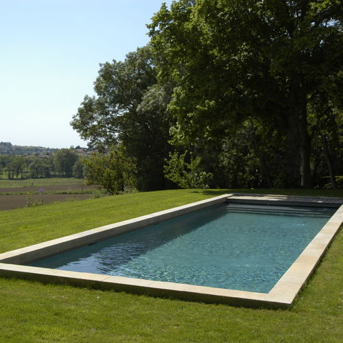 Naturstein-Poolumrandung - AUBEROCHE BOURIANE - RUSTIQUE - OCCITANIE PIERRES - für Eckeinbau
