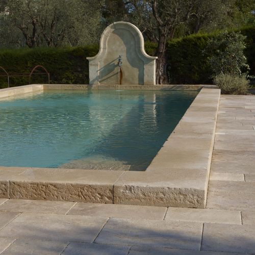 Naturstein-Poolumrandung - AUBEROCHE BOURIANE - ANTIQUE - OCCITANIE PIERRES - rutschfest / für Eckeinbau