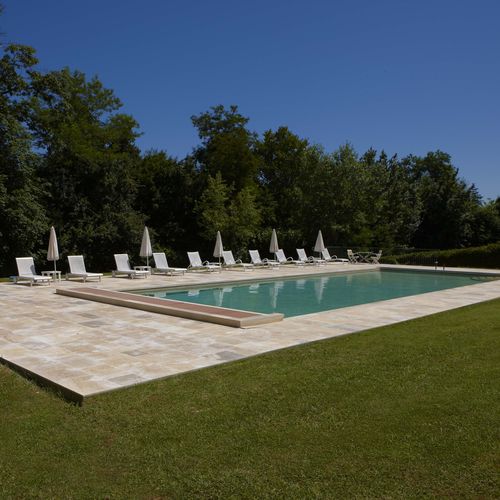 Naturstein-Poolumrandung - AUBEROCHE BOURIANE - GRENAILLÉE BROSSÉE - OCCITANIE PIERRES - rutschfest / für Eckeinbau