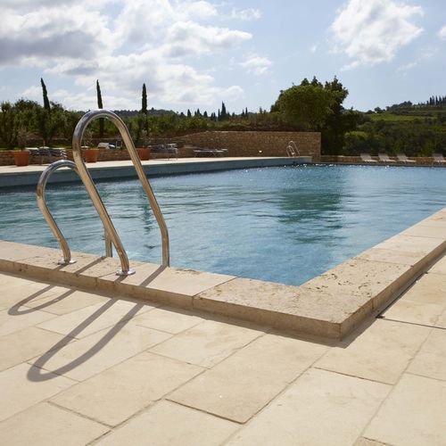 Naturstein-Poolumrandung - AUBEROCHE CHATAIGNE - OCCITANIE PIERRES - rutschfest / für Eckeinbau