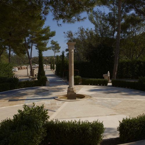 Park-Springbrunnen - AUBEROCHE BOURIANE - OCCITANIE PIERRES - Kalkstein / Stil