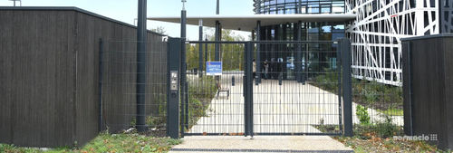 Schwenkbares Tor - OOBAMBOO™ - NORMACLO - galvanisiertem Stahl / geschweißter Maschendraht / motorisiert