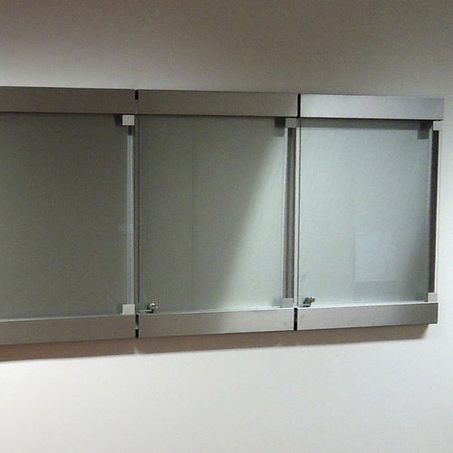Wandmontierter Werbeträger - DELHI - MARCAL - für den Innenraum / Glas / Metall