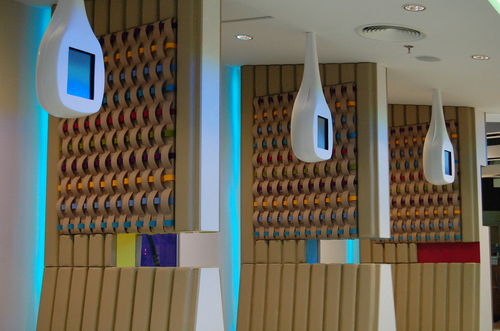 Wandmontierte Akustikplatte - ZAIN CONCEPT STORE - Anne Kyyrö Quinn - Stoff / geometrisch / für professionellen Einsatz