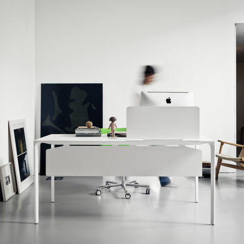 Bodenstehender Schreibtisch - NUUR - Arper - modern / Laminat / gerade