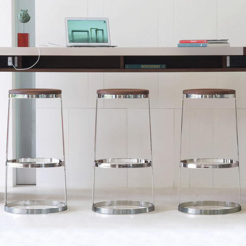 Moderner Barhocker - ARO - BERNHARD design - Leder / Stoff / Nussbaum