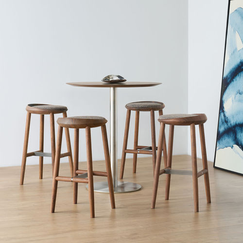 Moderner Barhocker - LARGO - BERNHARD design - Leder / Stoff / Gestell aus Massivholz