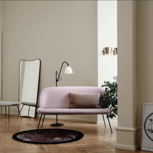 Modernes Sofa - BEETLE - GUBI - Stoff / ergonomisch / braun