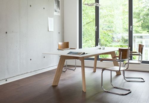 Moderner Arbeitstisch - Y-WOMAN - Conmoto - Massivholz / HPL / rechteckig