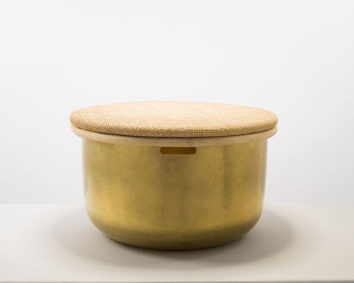 Moderner Beistelltisch - TABLA - karen chekerdjian - Messing / rund / mit Stauraum