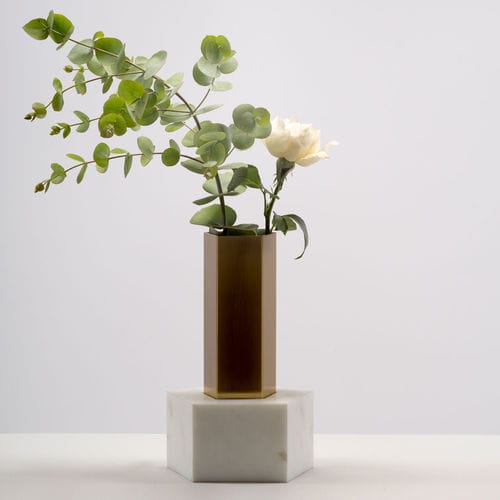 Moderne Vase - FOUNDATION III - karen chekerdjian - Messing / Marmor