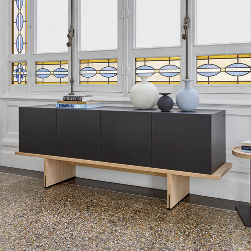 Modernes Sideboard - KARUMA - Ligne Roset - Holzfurnier / gebleichte Eiche / mit Schwingtür