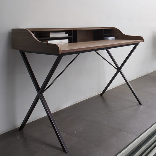 Bodenstehender Schreibtisch - URSULINE - Ligne Roset - modern / lackiertes Holz / gerade
