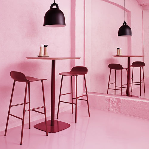 Moderner Barhocker - FORM - Normann Copenhagen - Kunststoff / Gestell aus Eiche / Gestell aus Nussbaum