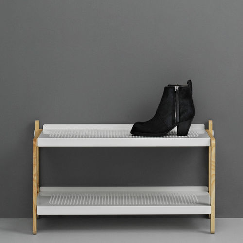 Modernes Schuhregal - SKO - Normann Copenhagen - selbsttragend / Esche / Stahl