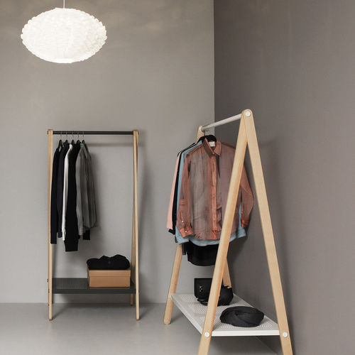 Bodenstehender Garderobenständer - TOJ - Normann Copenhagen - modern / Stahl / Esche