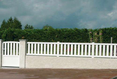 Zaun mit Stangen - CONTEMPORAIN : AUKENA - Horizal - für Wohnhaus / Aluminium / modern