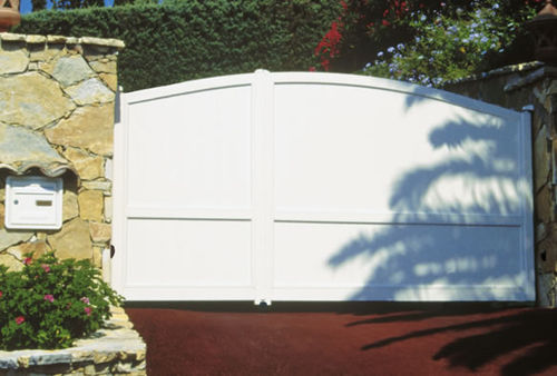 Einflügeliges Tor - CONTEMPORAIN : KITNOS - Horizal - Aluminium / Lamellen / motorisiert
